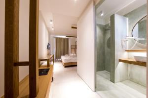 een badkamer met een douche en een wastafel in de kamer bij Agave Boutique Hotel in Laganas