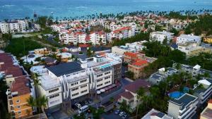 Nespecifikovaný výhled na destinaci Punta Cana nebo výhled na město při pohledu z apartmánu