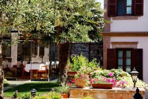 A garden outside YundAntik Cunda Konaklari