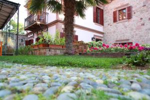 A garden outside YundAntik Cunda Konaklari