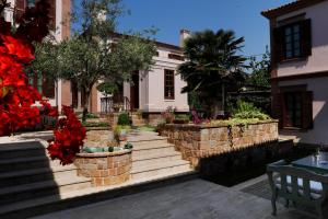 A garden outside YundAntik Cunda Konaklari