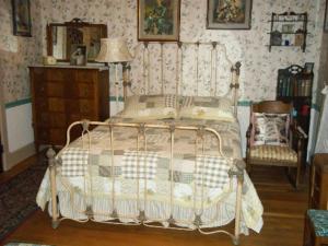 een slaapkamer met een bed, een lamp en een stoel bij A Sentimental Journey in Gettysburg