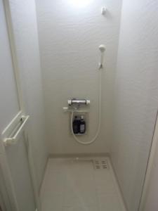 Kanazawa Share House GAOoo في كانازاوا: حمام صغير مع كشك أبيض مع مرحاض