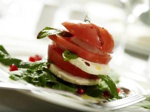 une salade avec une tomate sur une assiette à fourchette dans l'établissement Menelaion Hotel, à Sparte