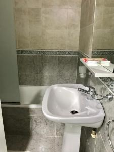 Bilik mandi di Departamentos temporarios Mirasol lll Federaciòn +34 gambar