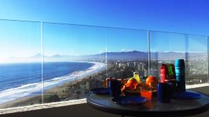 - une table dans une chambre avec vue sur l'océan dans l'établissement La Choza VIP Turquesa en La Serena, frente al mar, à Coquimbo