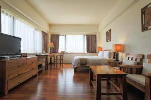 Habitación grande con cama y TV. en Yentai Hotel en Magong