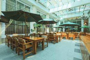 En restaurang eller annat matställe på Yentai Hotel