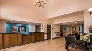 a lobby with a waiting area in a hospital at Best Western Mulberry Hotel in Mulberry