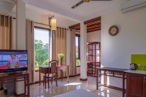 TV a/nebo společenská místnost v ubytování Hoi An Corner Homestay
