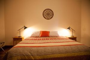 een slaapkamer met een bed met twee lampen erop bij The Pear Cottage in Nubeena