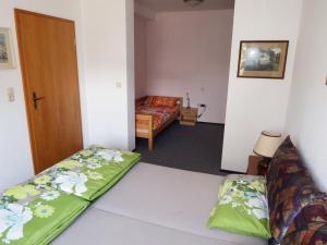 イトシュタインにあるnette Ferienwohnung im Grünenのベッド2台付きの小さな部屋とベッドスカート付きの部屋があります。