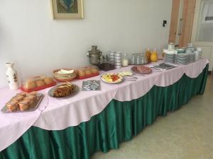 una mesa larga con platos de comida. en Kiss Villa, en Balatonföldvár