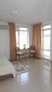 ブルガスにあるApartament Bogoridiのベッドルーム1室(ベッド1台、テーブル、椅子付)