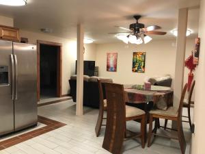 uma cozinha e sala de jantar com uma mesa e um frigorífico em Delta Dome Home Basement Apartment em Delta Junction