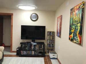 uma sala de estar com uma televisão de ecrã plano na parede em Delta Dome Home Basement Apartment em Delta Junction