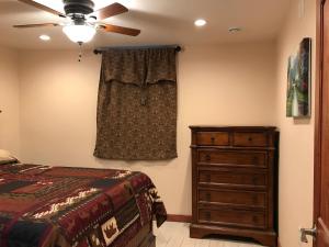 Ένα ή περισσότερα κρεβάτια σε δωμάτιο στο Delta Dome Home Basement Apartment