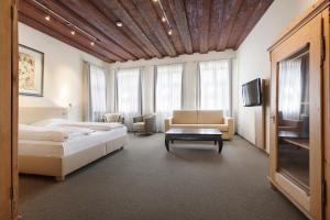 a hotel room with a bed and a tv at Hotel am Jakobsmarkt in Nuremberg