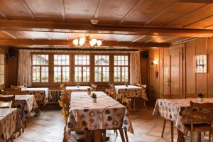 Restoran või mõni muu söögikoht majutusasutuses Hotel Restaurant Hirschen