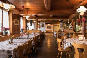Restoran või mõni muu söögikoht majutusasutuses Hotel Restaurant Hirschen