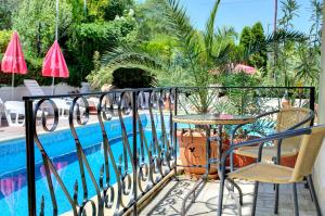 Bazén v ubytování Hotel Feniks Lozenets nebo v jeho okolí