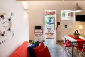uma sala de estar com um sofá e uma mesa em Regginè Holiday Apartments em Sant'Agnello