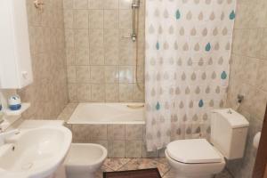 Kúpeľňa v ubytovaní Vai Guesthouse Neraida + 28 fotografií
