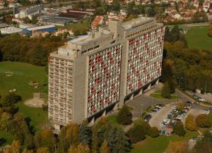 an overhead view of a tall building with a parking lot at Homestay Le Corbusier 5 ieme Rue in Firminy