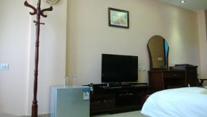 a bedroom with a bed and a tv and a tv stand at Seven Wonders Hotel in Wadi Musa