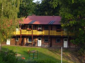 Casa de ladrillo grande con balcón y patio en Ferienhof-Störwiese, en Arpsdorf