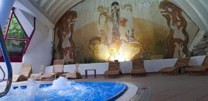 Bazén v ubytování Family Hotel Schloss Rosenegg nebo v jeho okolí