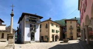 un gruppo di edifici in una strada con una chiesa di Cà dal Gascia a Intragna (Centovalli)