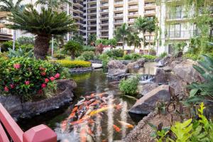 Spacious Fourth Floor Villa with Pool View - Ocean Tower at Ko Olina Beach Villas Resort外面的花园