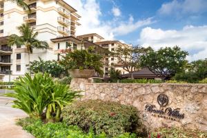 Spacious Fourth Floor Villa with Pool View - Ocean Tower at Ko Olina Beach Villas Resort外面的花园