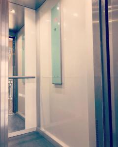 Habitación con puerta de cristal y espejo. en Avantgarden Apart, en Brasov 10 fotos más