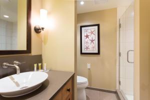 Spacious Fourth Floor Villa with Pool View - Ocean Tower at Ko Olina Beach Villas Resort的一间浴室