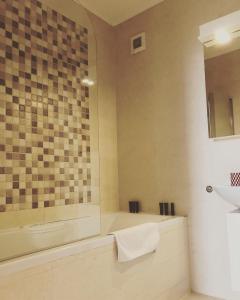 un baño con bañera y lavabo en Avantgarden Apart, en Brasov