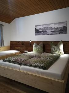 A bed or beds in a room at Altböckhof