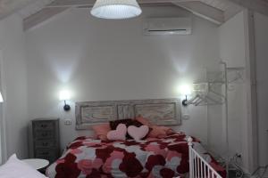 een slaapkamer met een bed met een knuffeldier erop bij Angels'Home Raffaello in Pizzo