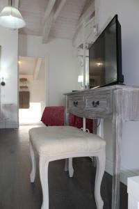 een kaptafel met een spiegel en een kruk in een kamer bij Angels'Home Raffaello in Pizzo