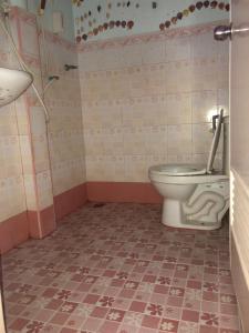 uma casa de banho com WC e piso em azulejo em Poopreaw Koh Larn em Ko Larn