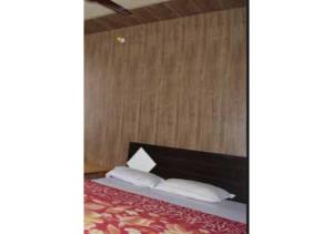 Ένα ή περισσότερα κρεβάτια σε δωμάτιο στο Ishwari Narayani Hotel