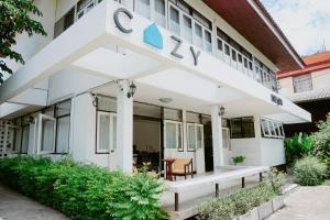 un edificio con el letrero de Google en él en Cozy by Funwahn, en Chiang Mai