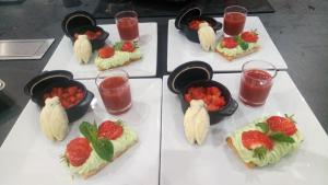 einen Tisch mit Teller mit Lebensmitteln und Erdbeeren in der Unterkunft Les Figues in Caromb