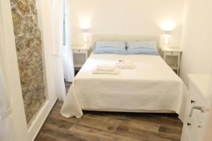 A bed or beds in a room at Casa Maiò