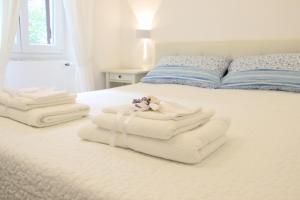 A bed or beds in a room at Casa Maiò