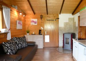 un soggiorno con divano e una cucina di Schwammerlhütte a Krispl