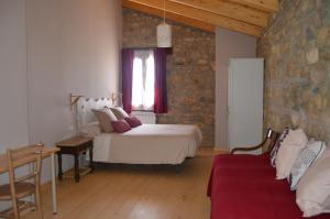A bed or beds in a room at Lo Cel De Tolo