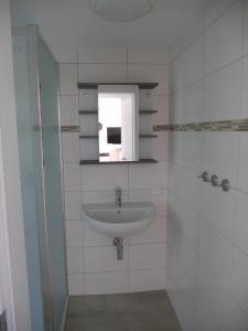 baño con lavabo y ventana en Ferienhaus Vorwachs 5 en Schwielochsee
