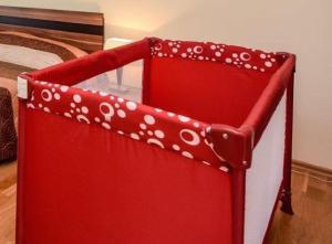une chaise rouge à pois blancs dessus dans l'établissement Central Apartment, à Palanga